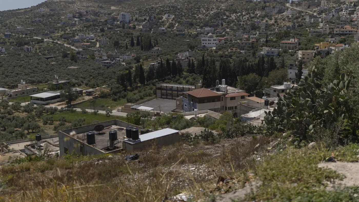 Coloniștii israelieni forțează o familie palestiniană să exhume și să reînmormânteze trupul tatălui lor