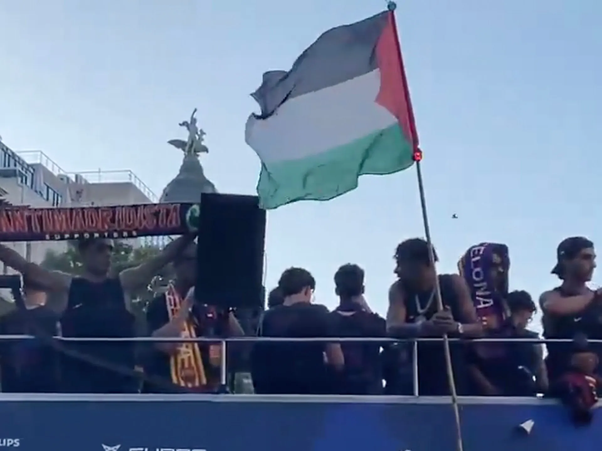 Lamine Yamal, jucătorul Barcelonei, a fluturat un steag palestinian în timpul paradei de sărbătorire a titlului