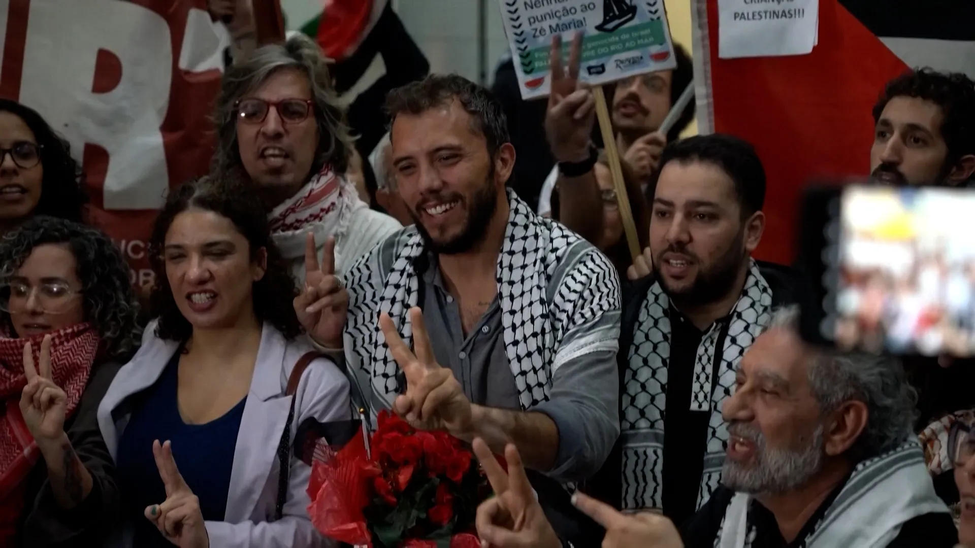 Activistul Thiago Ávila se întoarce în Brazilia după detenția în Israel: acuzații de tortură și abuzuri