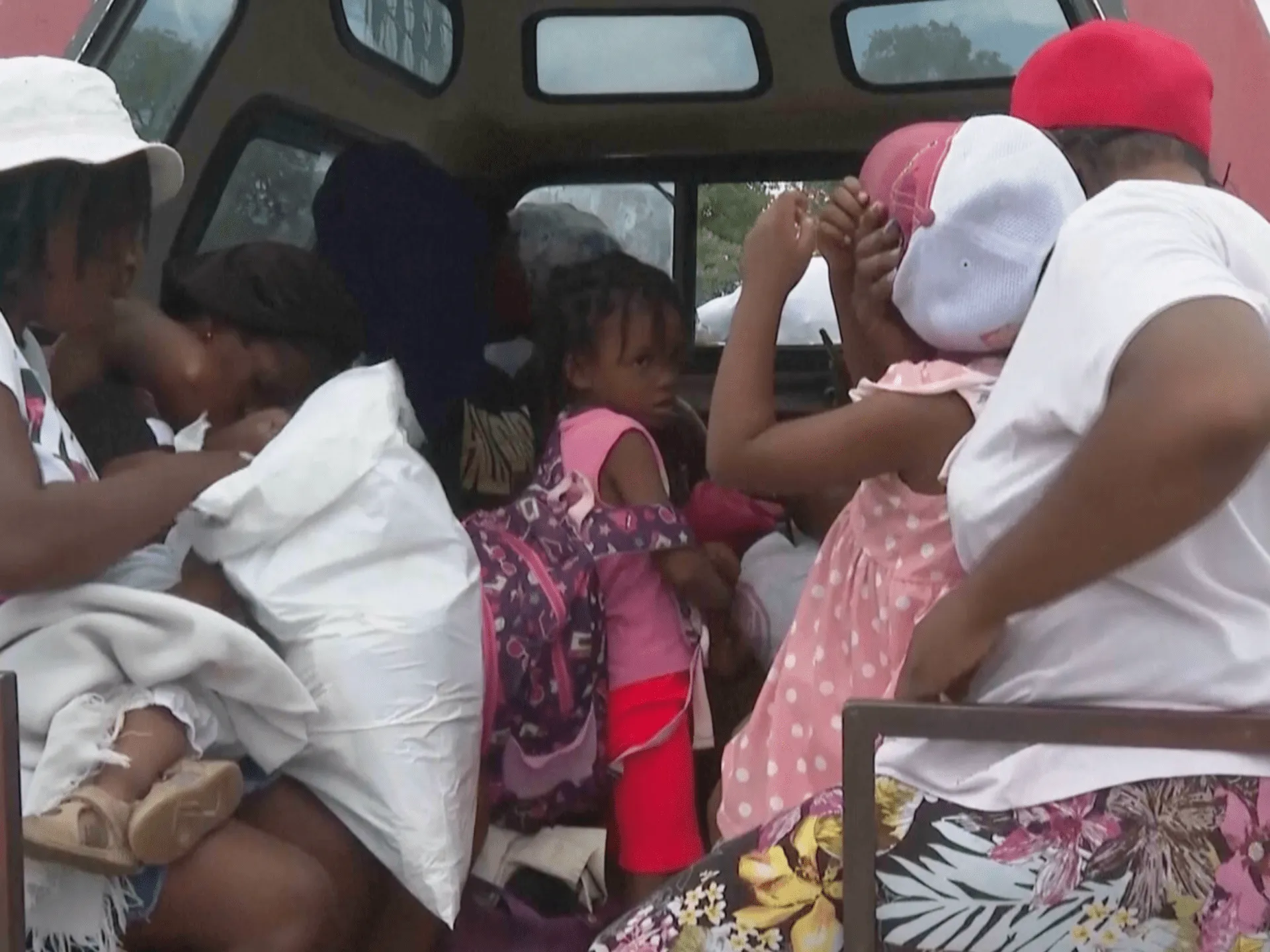 Sute de persoane, din nou strămutate pe fondul escaladării violențelor între bande în capitala Haitiului