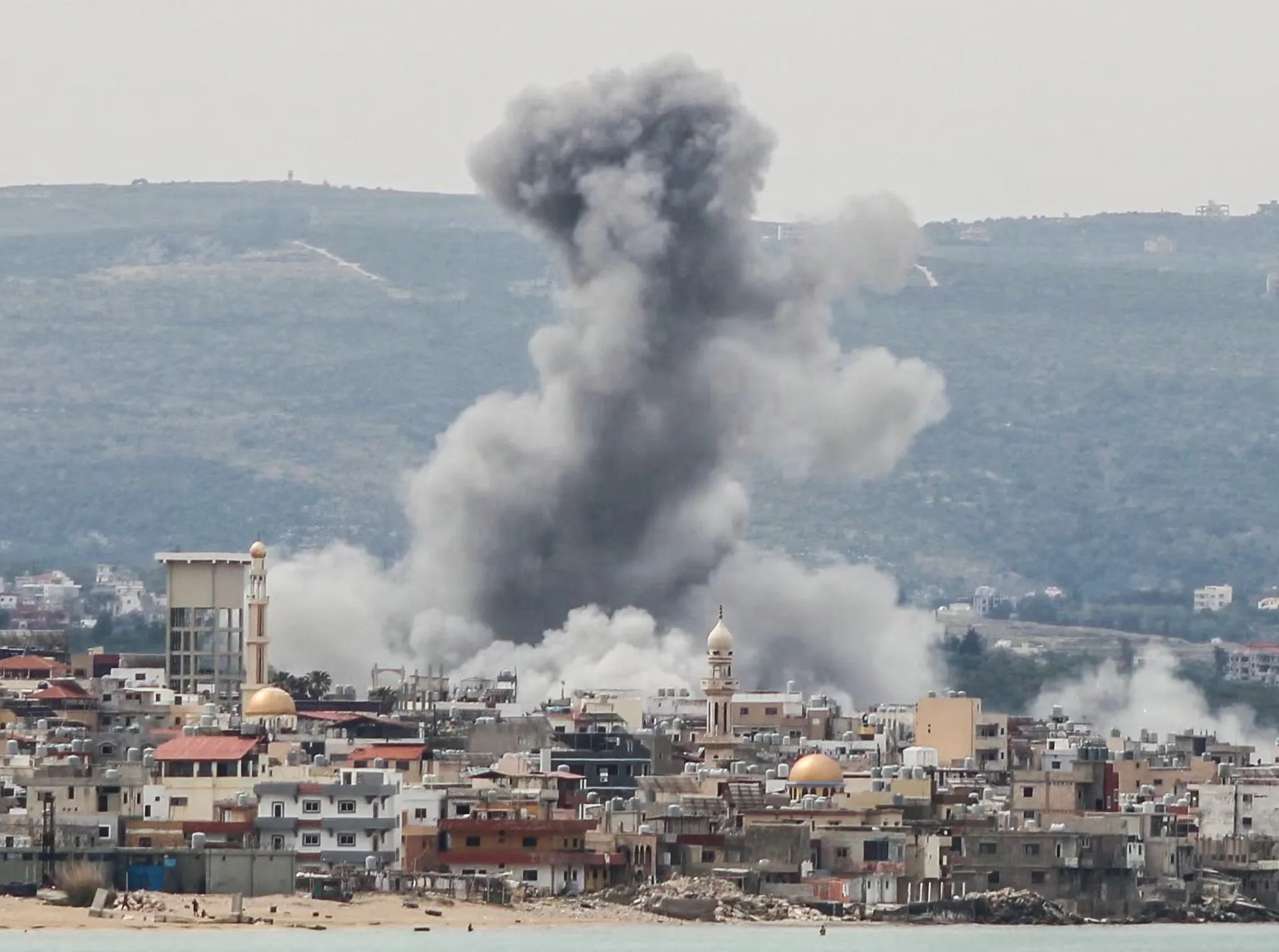 Armata israeliană ucide șase persoane în Liban și emite noi amenințări de strămutare