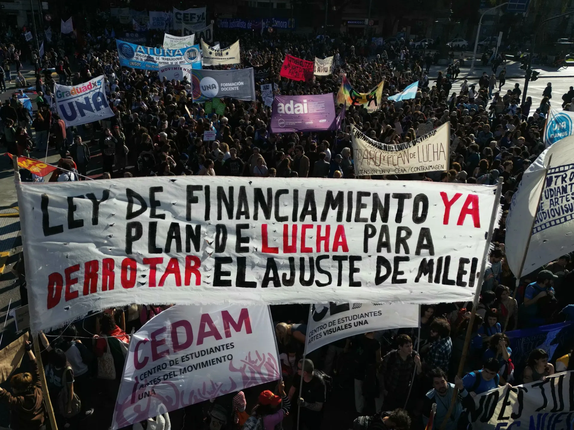 Zeci de mii de argentinieni protestează împotriva tăierilor bugetare ale lui Milei pentru universități