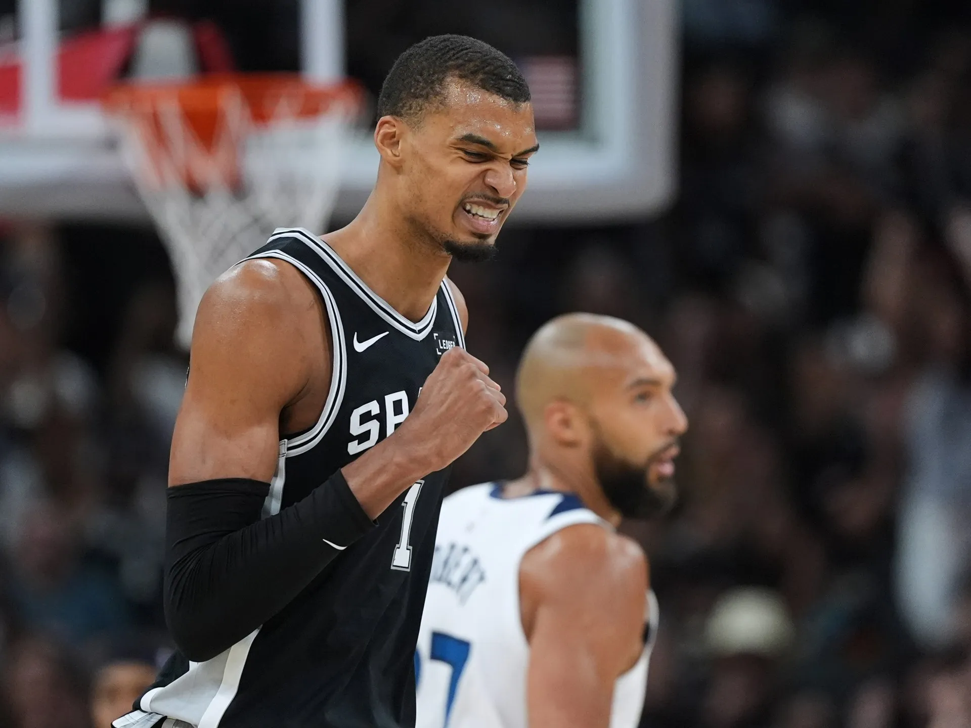 Wembanyama revine cu forță: Spurs zdrobesc Wolves și preiau conducerea în serie