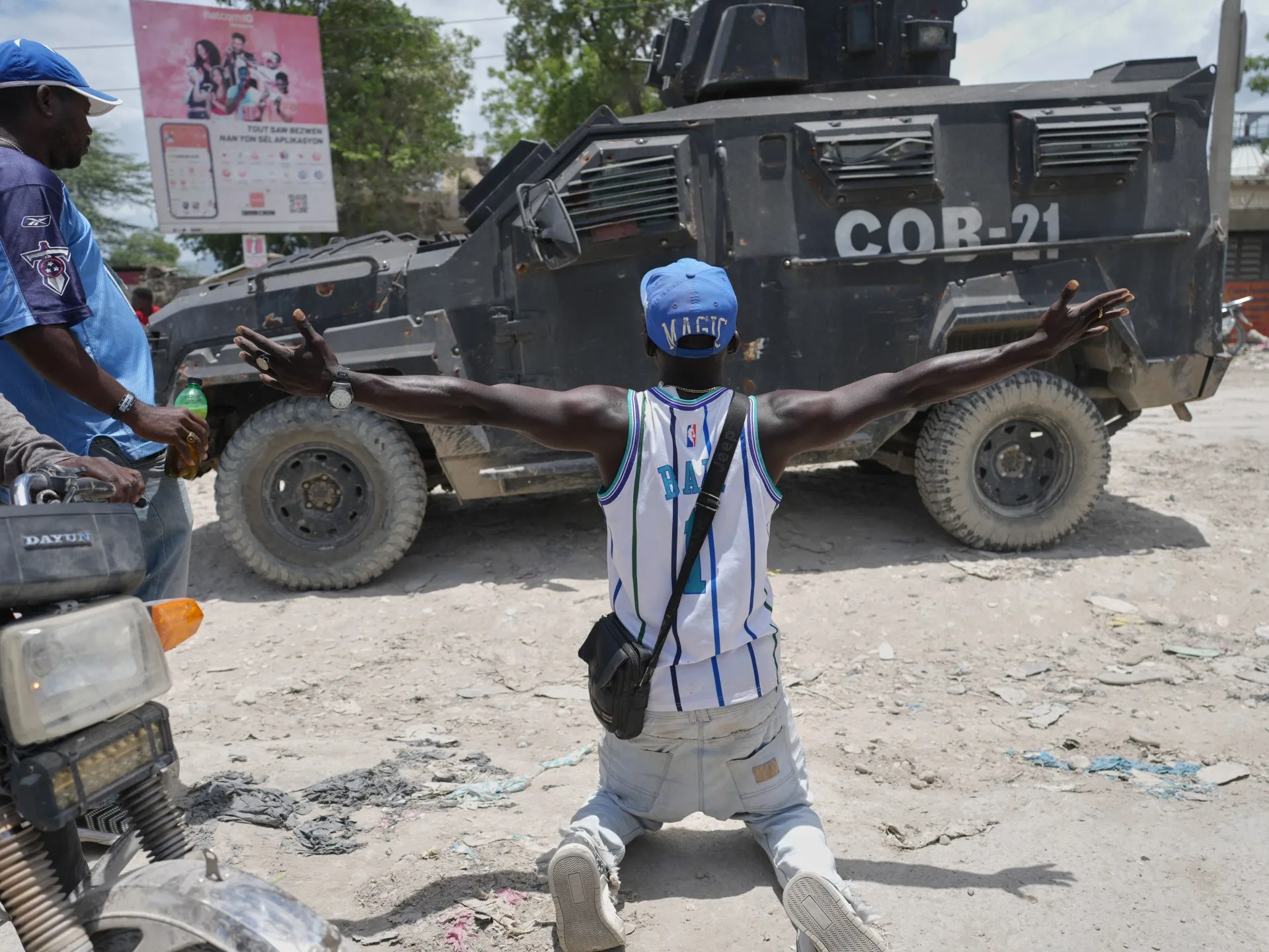 Violența bandelor strămută sute de oameni în capitala Haitiului: Spitale închise, proteste și o misiune internațională sub semnul întrebării