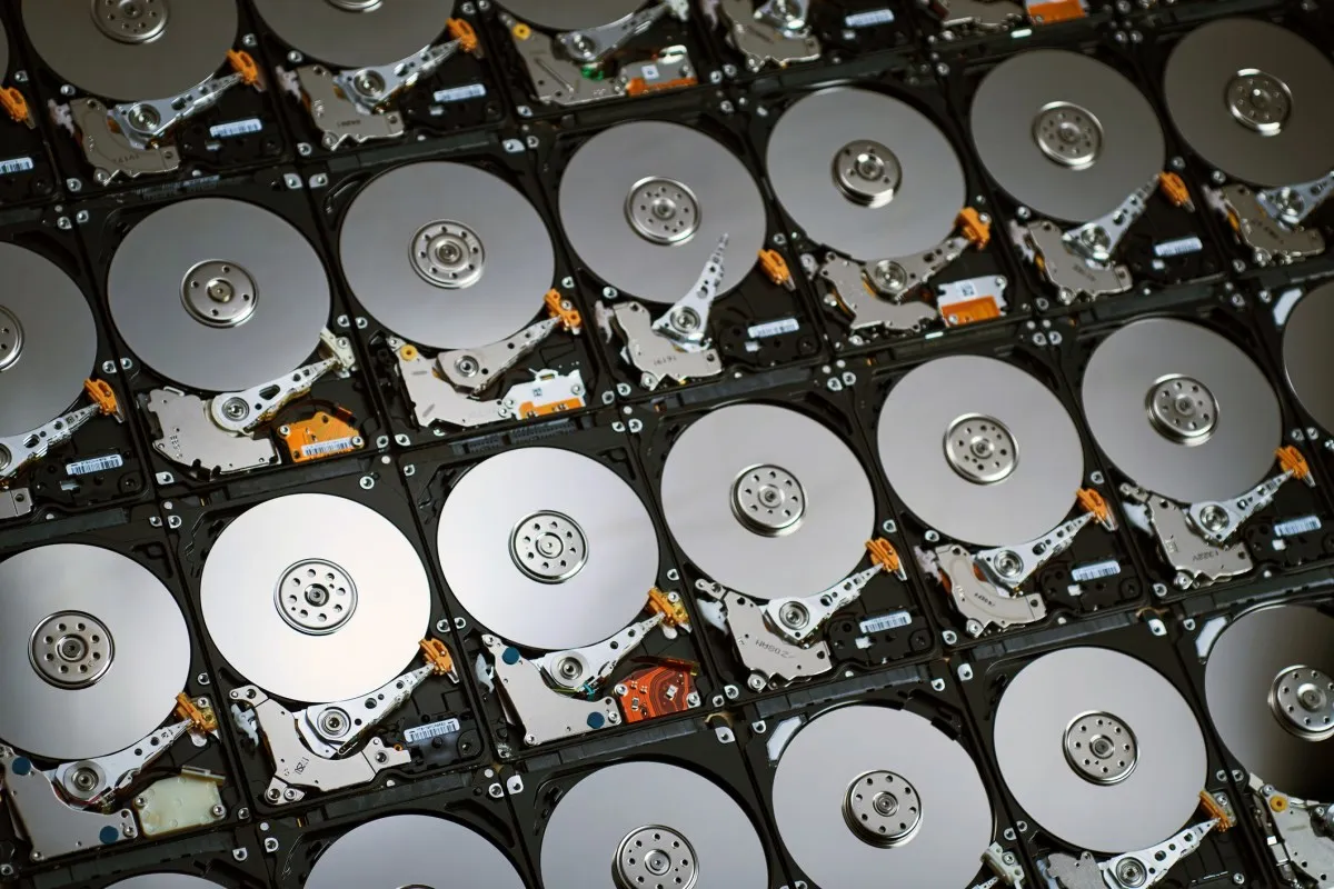 Cum arată cele mai mari bănci de malware din lume, stivuite ca niște hard disk-uri