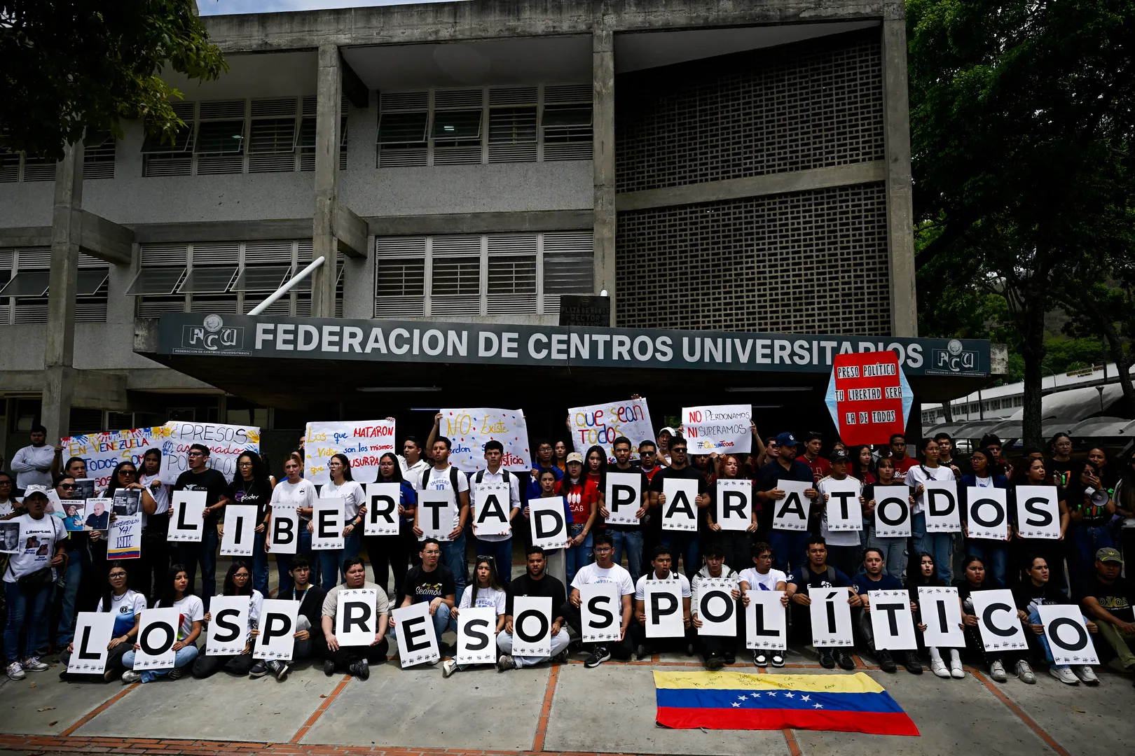 Studenții din Caracas ies în stradă pentru eliberarea prizonierilor politici