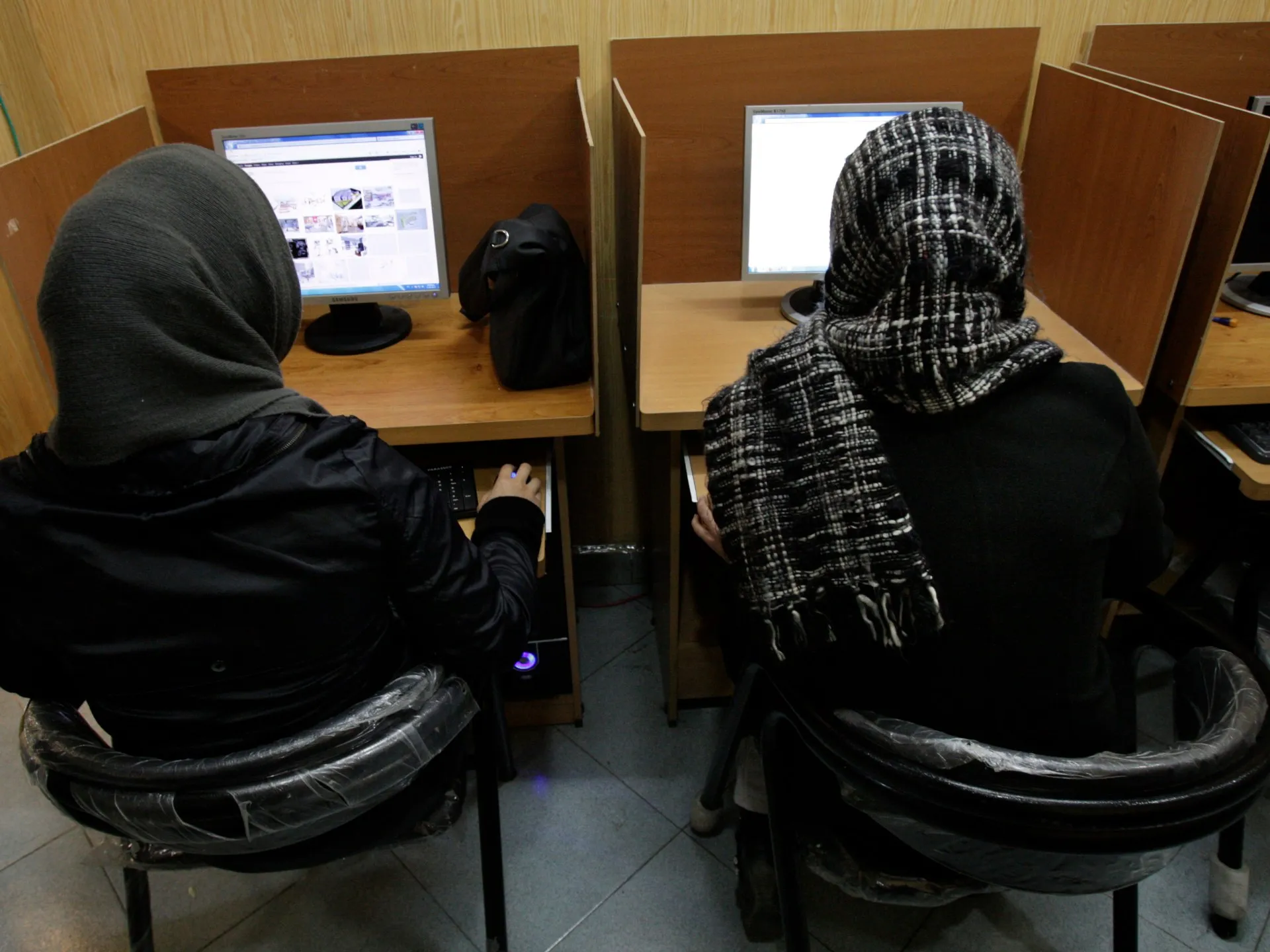 Iran extinde accesul pe niveluri la internet în timp ce întreruperea online continuă