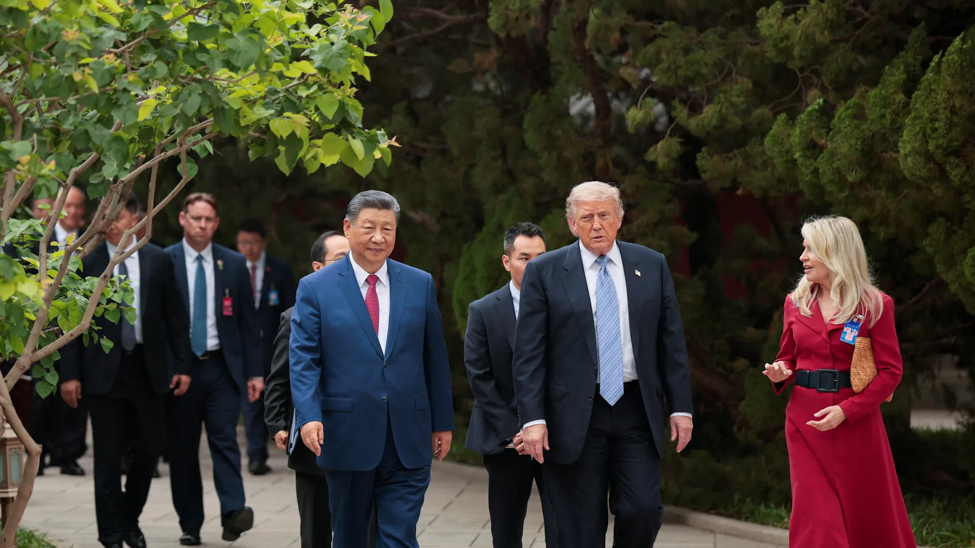 Xi Jinping laudă vizita „de referință” a lui Trump și oferă trandafiri președintelui american