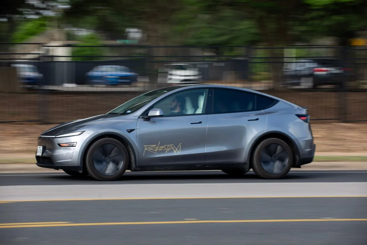 Tesla dezvăluie două accidente ale Robotaxi-urilor în care au fost implicați teleoperatori