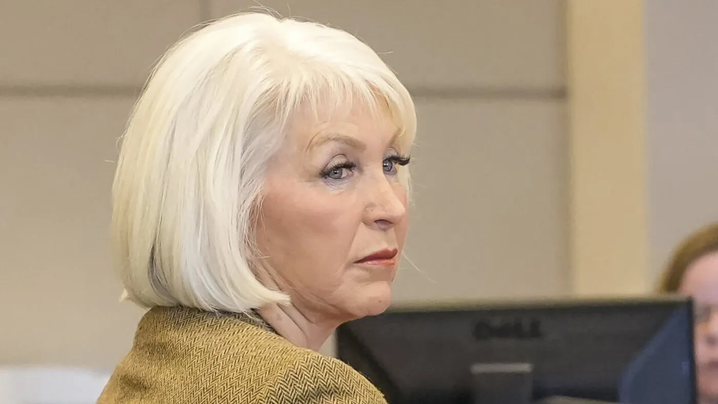 Guvernatorul democrat al Colorado îi reduce pedeapsa lui Tina Peters, aliată a lui Trump