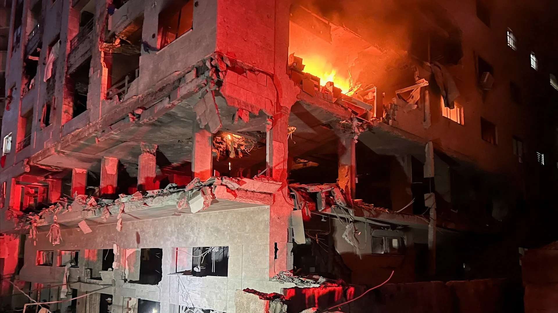 Atacuri aeriene israeliene mortale asupra unui bloc de apartamente din orașul Gaza