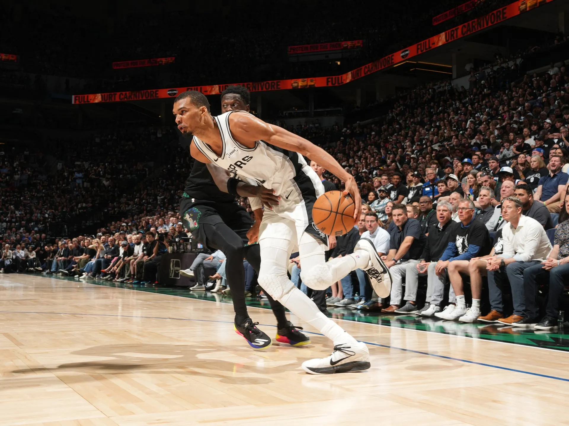 Spurs lui Wembanyama ajung în finala Conferinței de Vest, Pistons rămân în viață în playoff-ul NBA