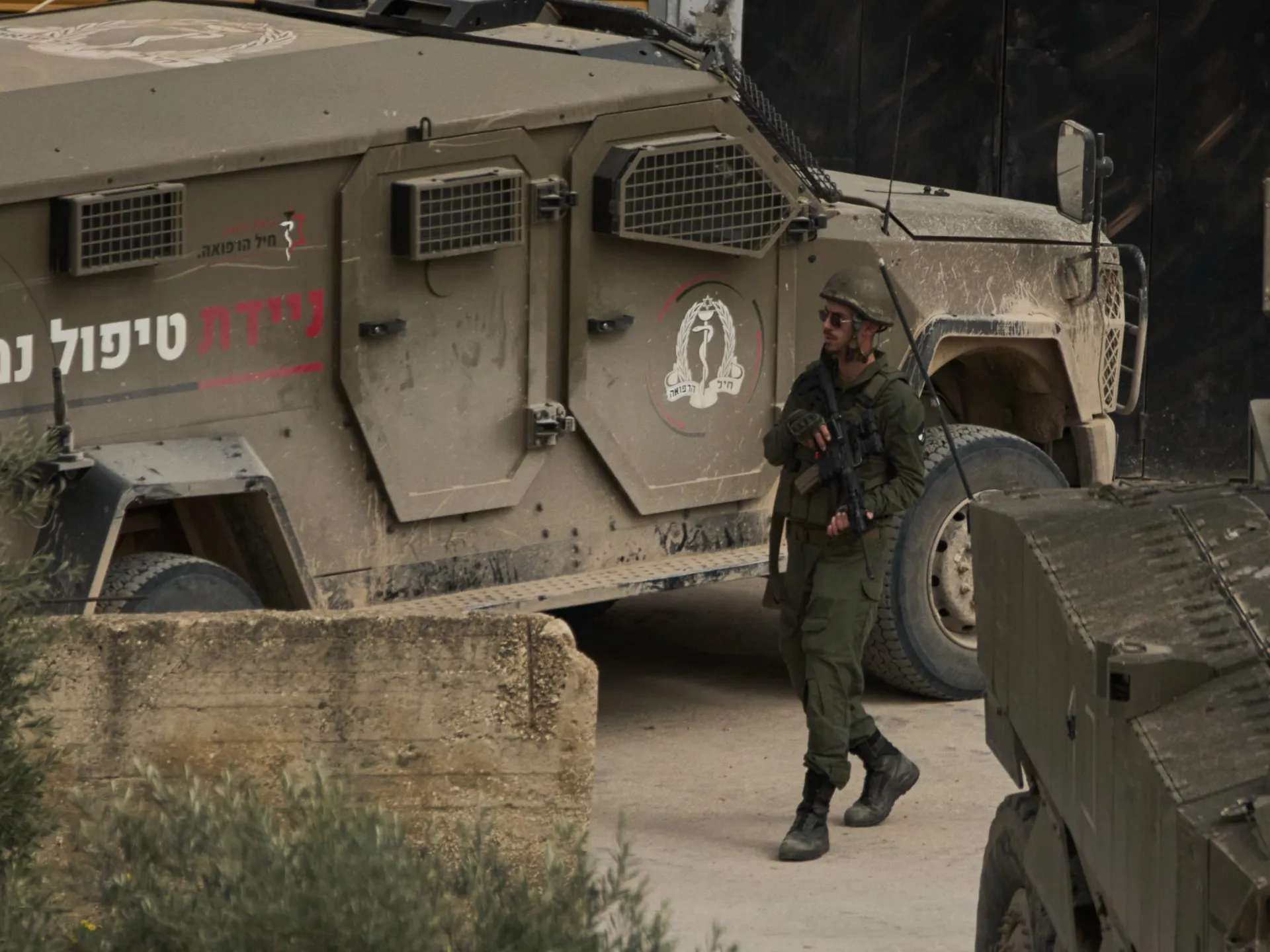 Armata israeliană ucide un palestinian și percheziționează case în Cisiordania ocupată