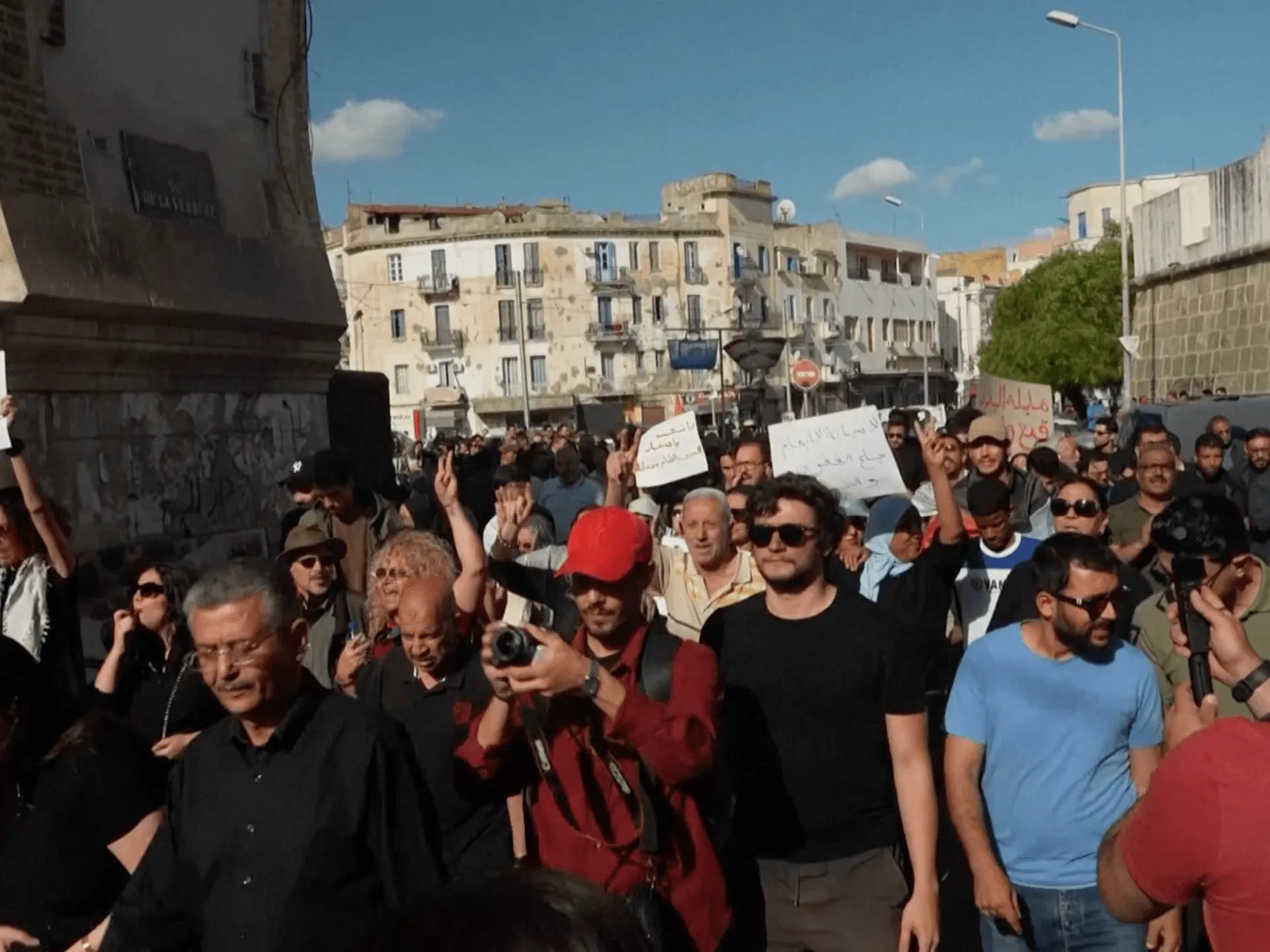 Tunisienii ies în stradă: criză economică și arestări politice zguduie țara