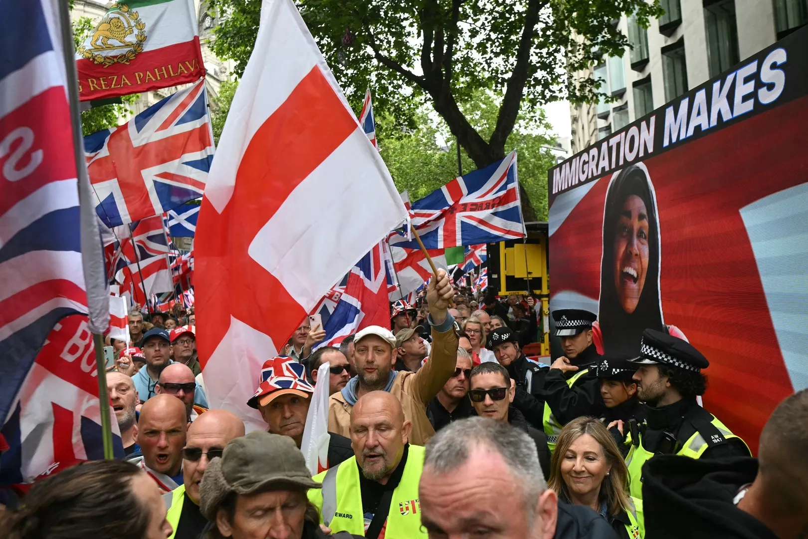 Activiștii au trollat un miting de extremă dreaptă din Marea Britanie cu un ecran uriaș pro-imigrație