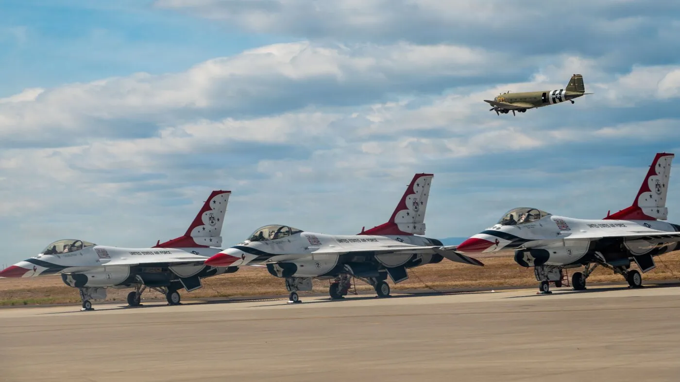 Echipaj militar în stare stabilă după o coliziune în aer la un spectacol aviatic în Idaho