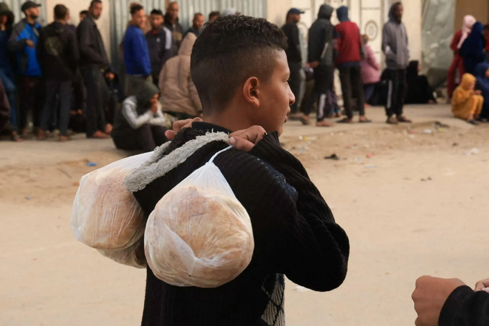 Cozile pentru pâine se lungesc în Gaza: Israelul restricționează importurile de făină și combustibil