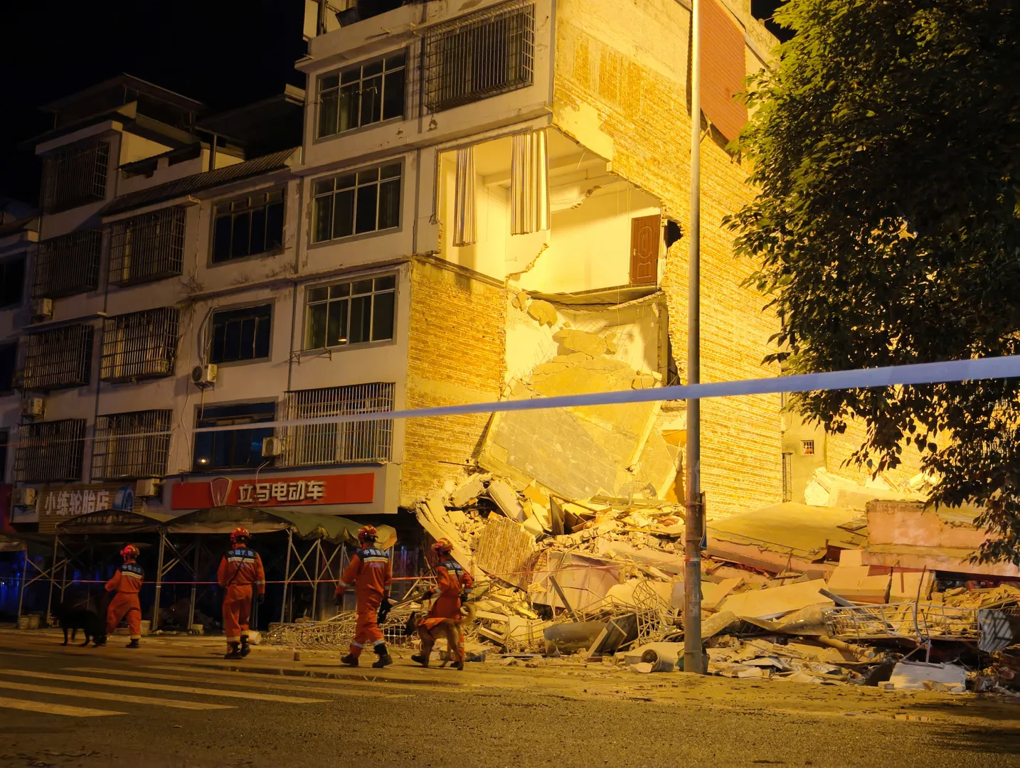 Cutremur de magnitudine 5,2 în sudul Chinei: clădiri prăbușite, cel puțin doi morți și mii de evacuați