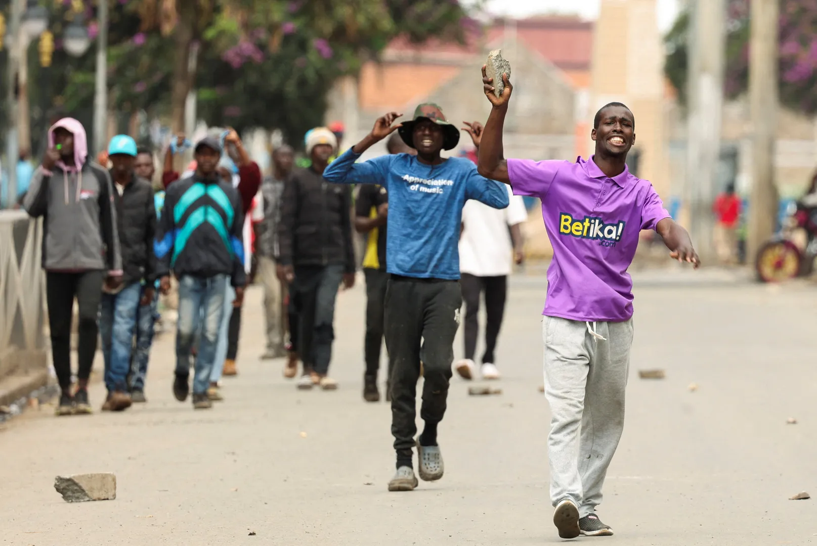 Protestele violente din Kenya provocate de scumpirea carburanților: mai mulți morți și un val de nemulțumire