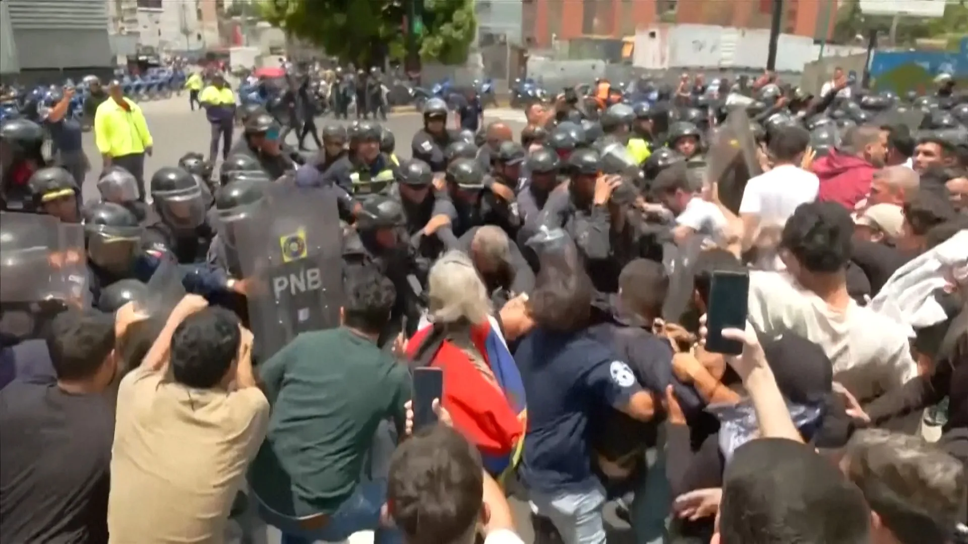 Protestatari venezueleni se ciocnesc cu poliția la un miting pentru prizonierii politici