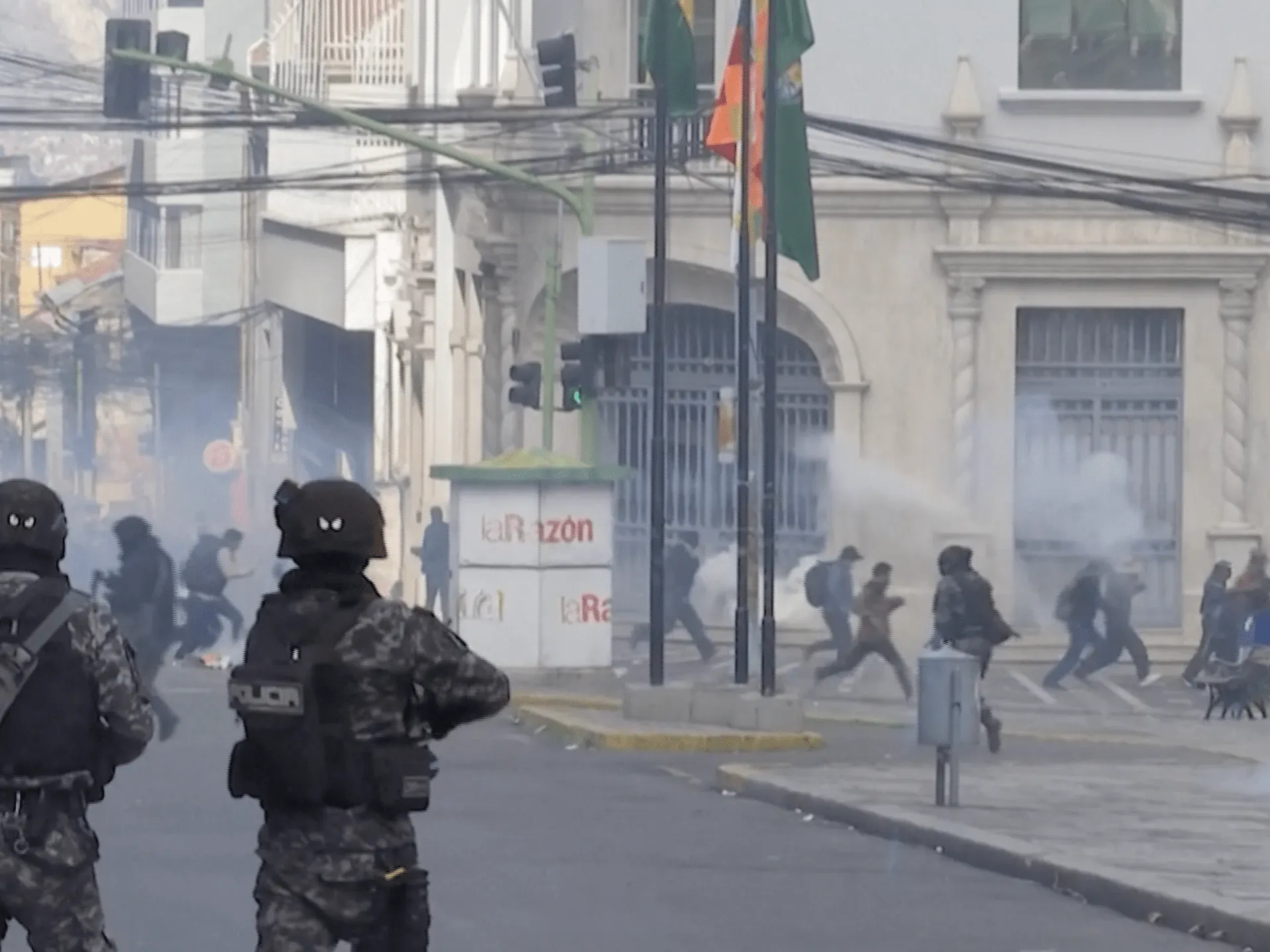 Conflicte violente în Bolivia: Minerii și poliția se ciocnesc în timp ce protestatarii cer demisia președintelui
