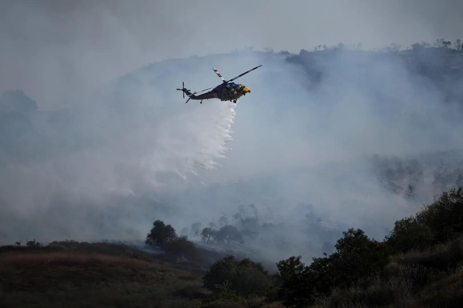 Incendii de vegetație în California: elicoptere sting flăcările care amenință casele de pe dealuri