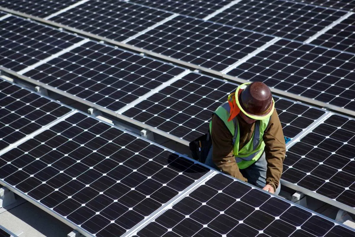 Energia solară va domina până în 2035, dar centrele de date AI vor menține combustibilii fosili în joc