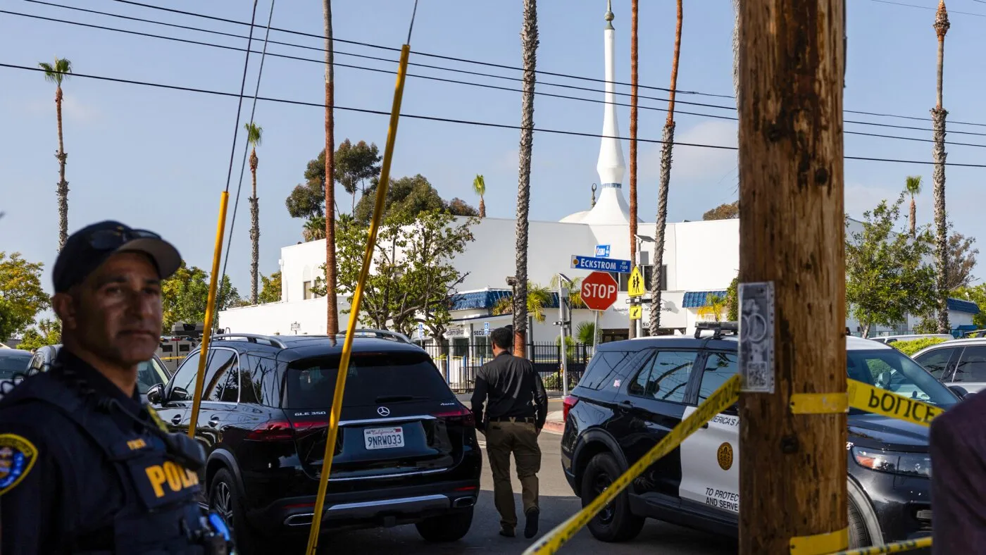 Atac armat la o moschee din California: cinci morți. Procesul lui Trump împotriva IRS, respins de judecător