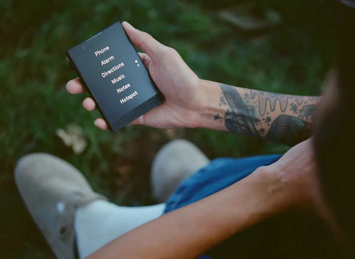 Light Phone se aliază cu Noble Mobile al lui Andrew Yang: telefonul minimalist care te plătește să nu mai pierzi vremea pe ecran