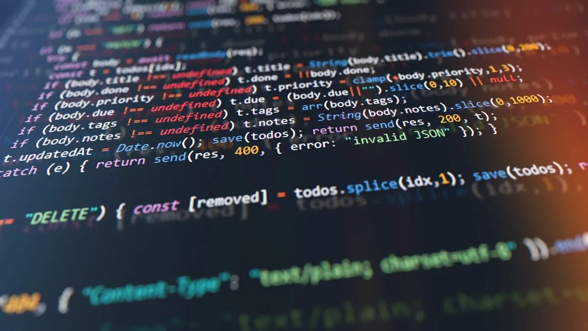 Atac cibernetic masiv asupra pachetelor open source: sute de versiuni compromise într-un atac de tip „lanț de aprovizionare”
