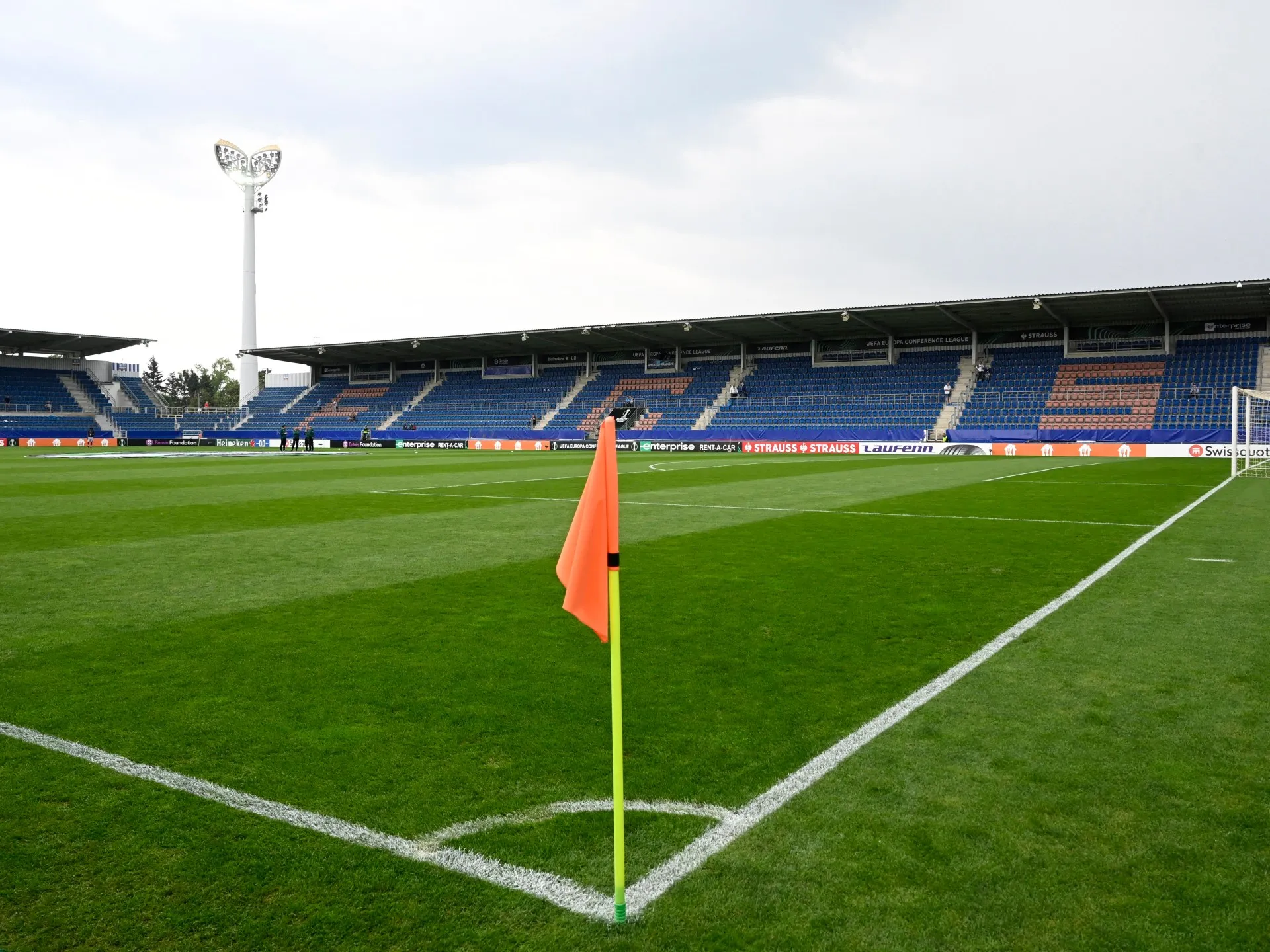Antrenor de fotbal feminin, filmat jucătoare în vestiare, suspendat pe viață