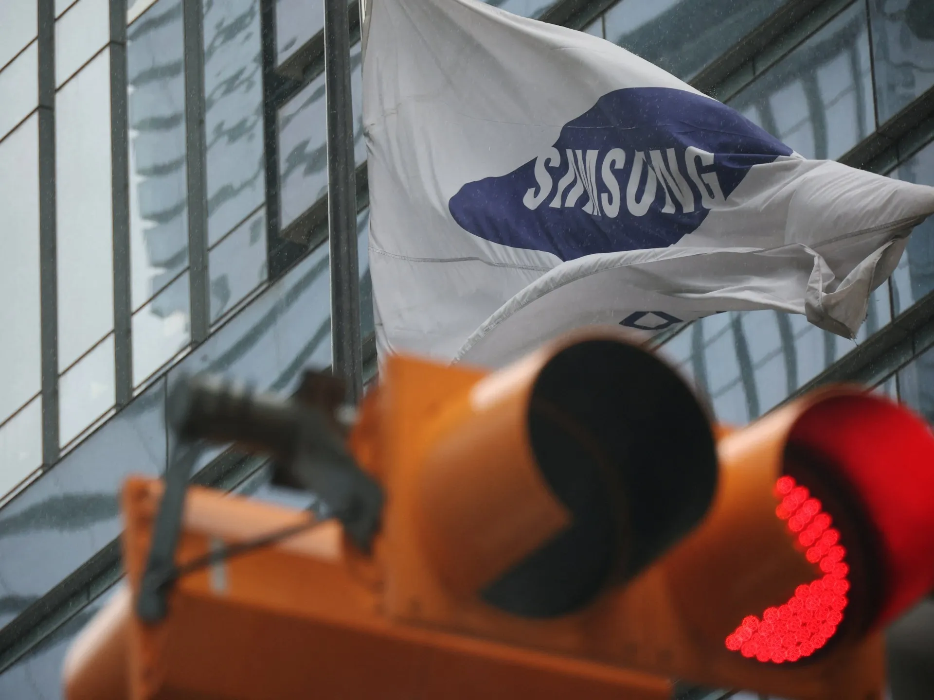 De ce aproape 50.000 de muncitori Samsung amenință cu greva în Coreea de Sud?