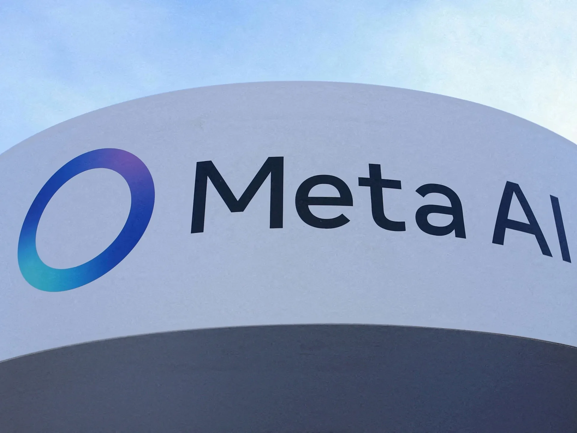 Meta concediază 8.000 de angajați: valul de disponibilizări globale și virajul către inteligența artificială