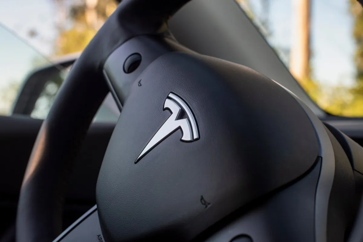 Sistemul Full Self-Driving al Tesla pătrunde în Europa: Lituania, a doua țară care aprobă tehnologia