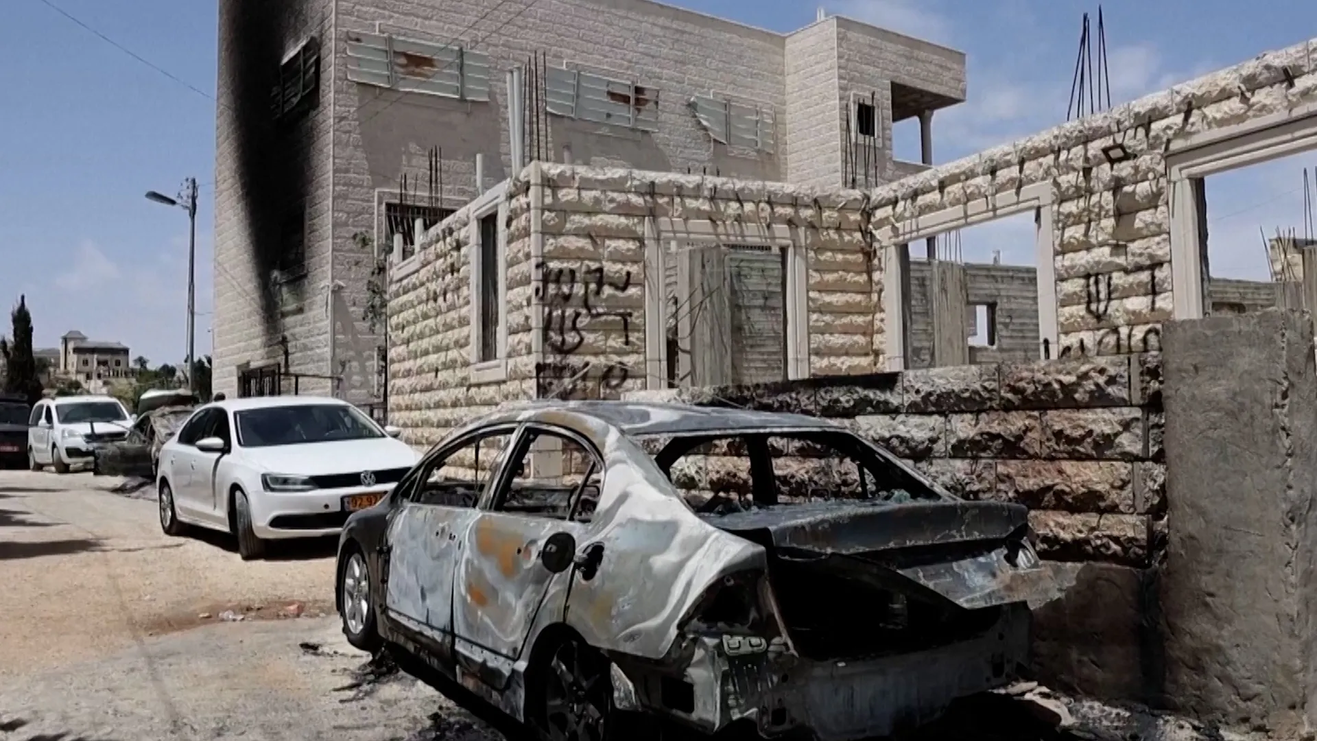 Coloniștii israelieni incendiază vehicule și instalează rulote în Cisiordania ocupată