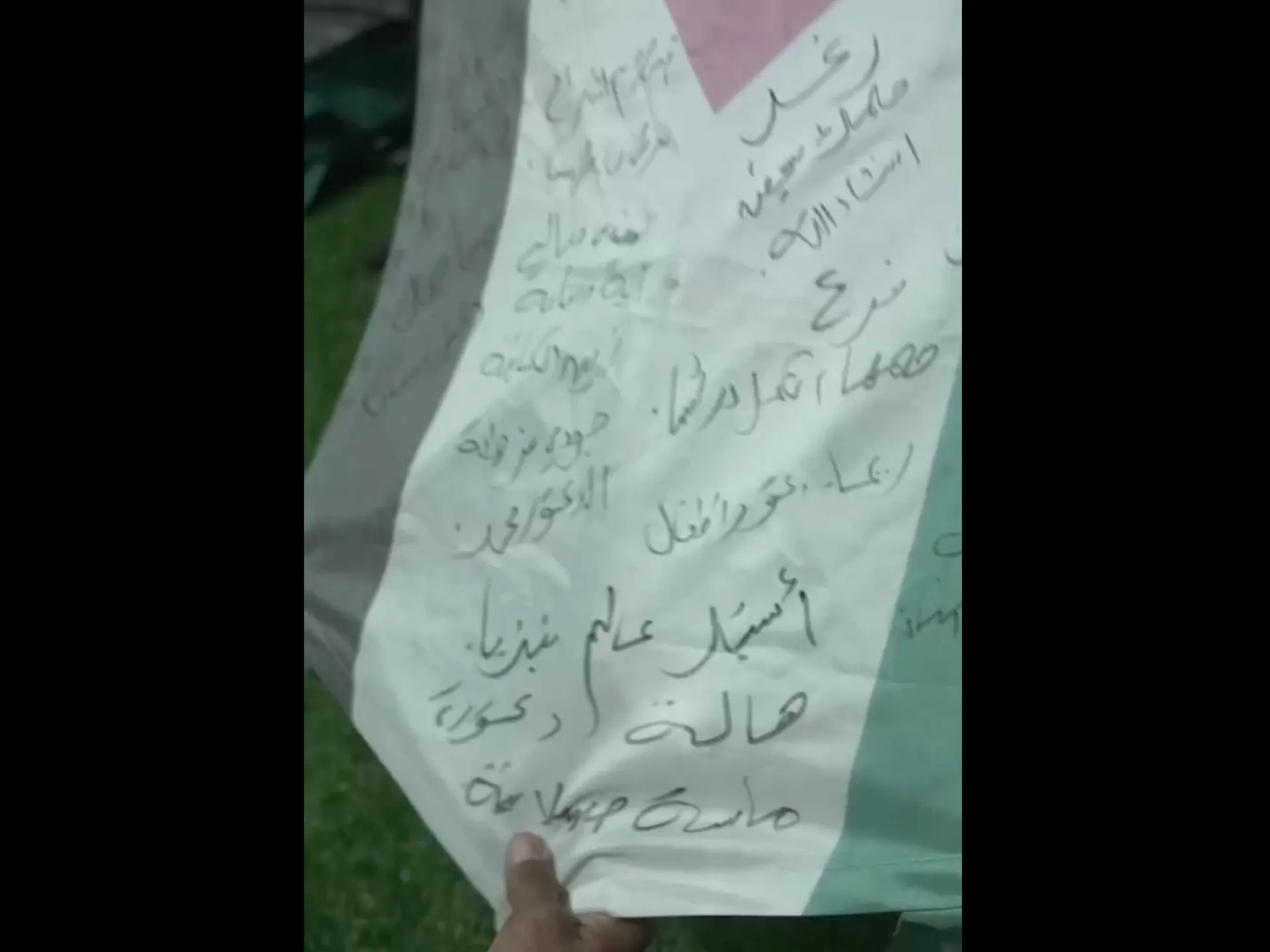 Un zmeu cu mesajele copiilor din Gaza a ajuns pe vârful Everestului