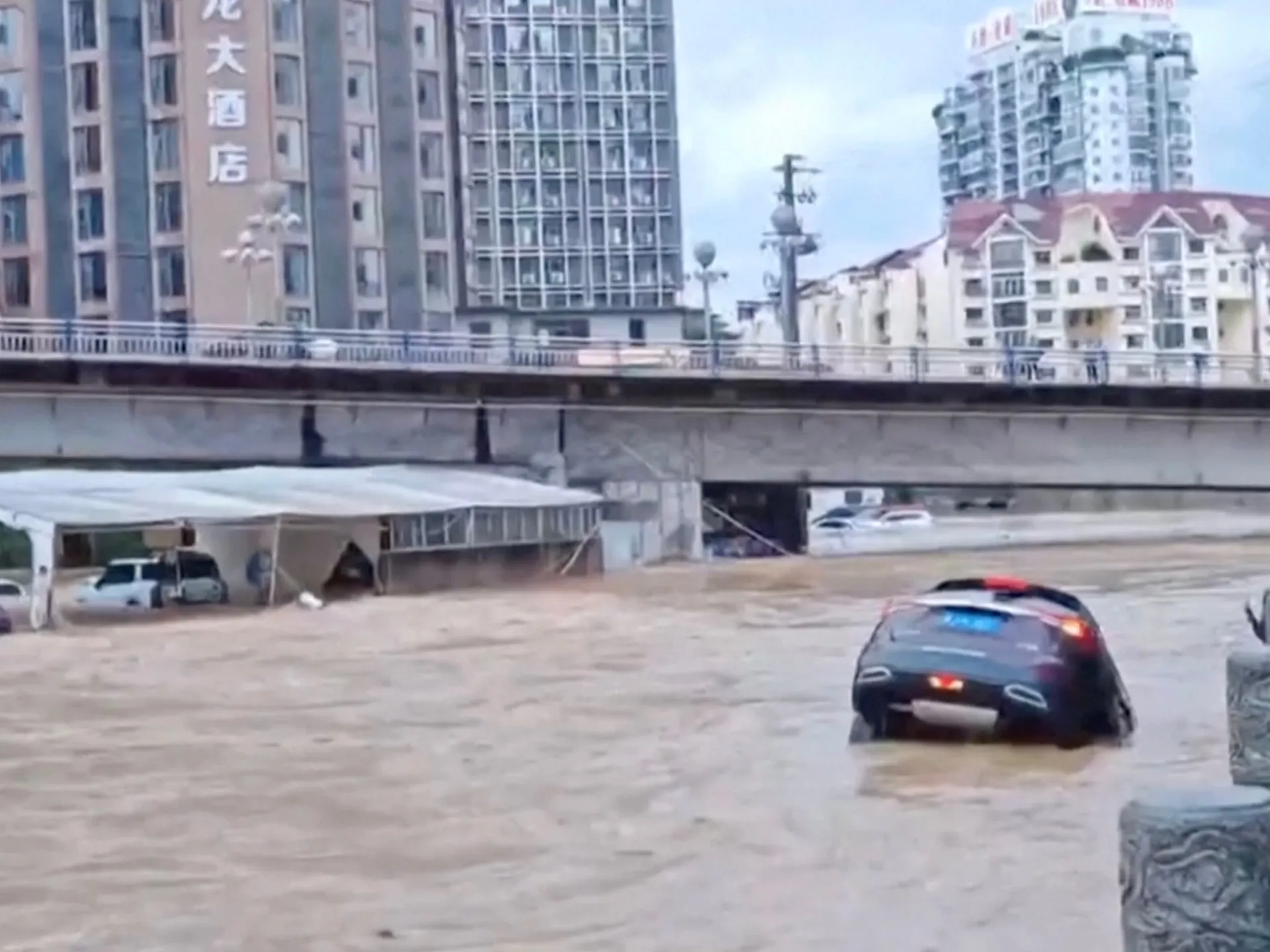Inundații devastatoare în sudul Chinei: mașini luate de ape și un pod distrus