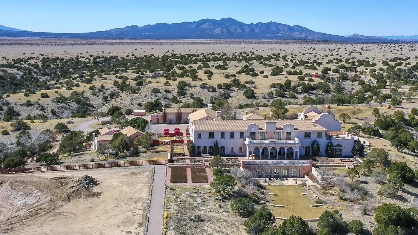Acuzații de abuz la „Zorro Ranch” al lui Epstein: New Mexico deschide noi investigații