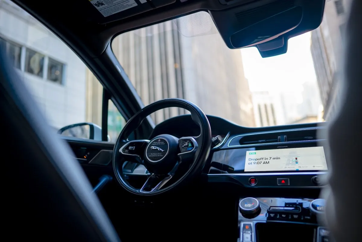 Waymo suspendă serviciul în Atlanta după ce robo-taxiurile sale continuă să intre în inundații