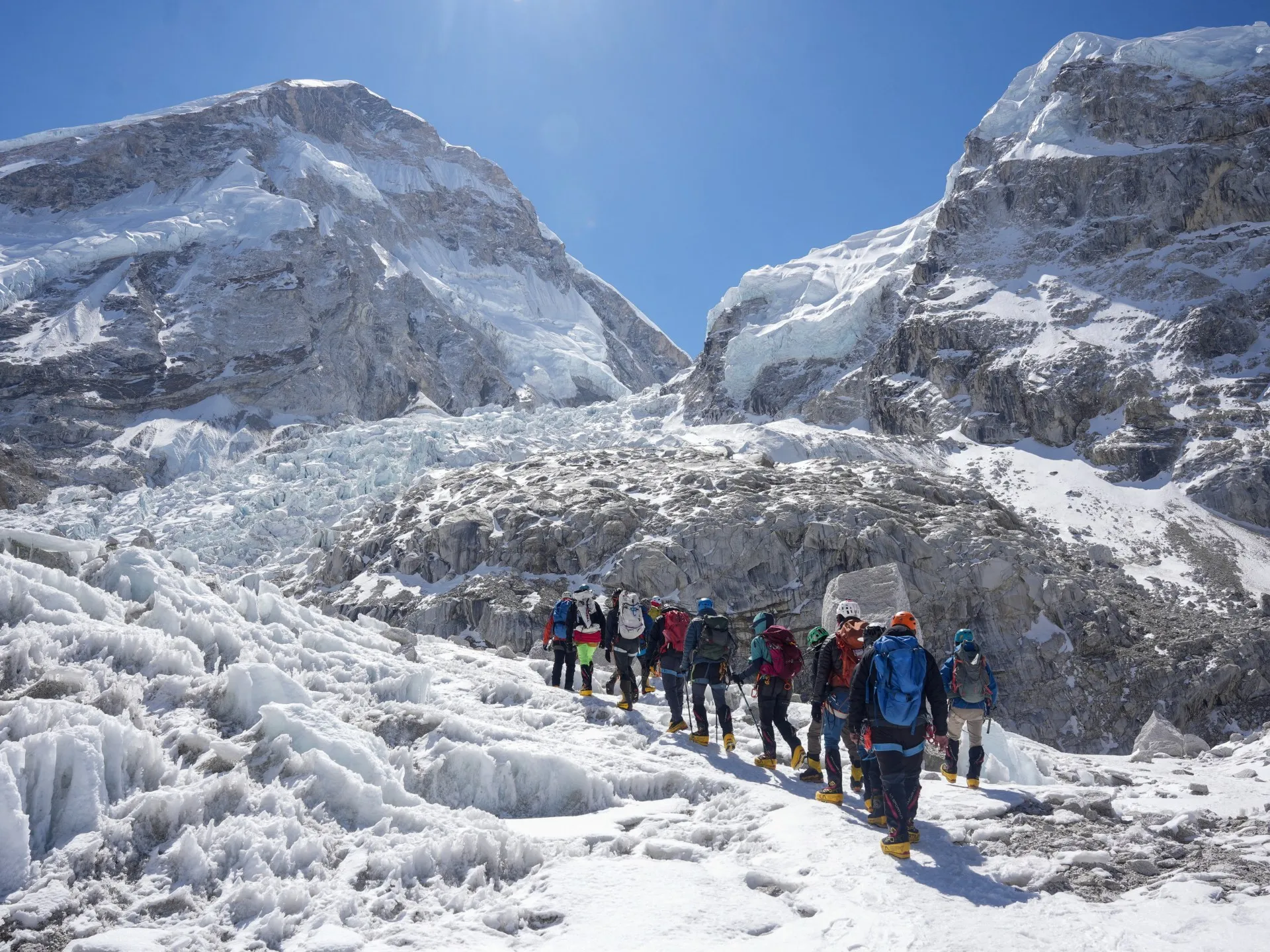 Alpinistul britanic Kenton Cool stabilește un nou record: a cucerit Everestul pentru a 20-a oară