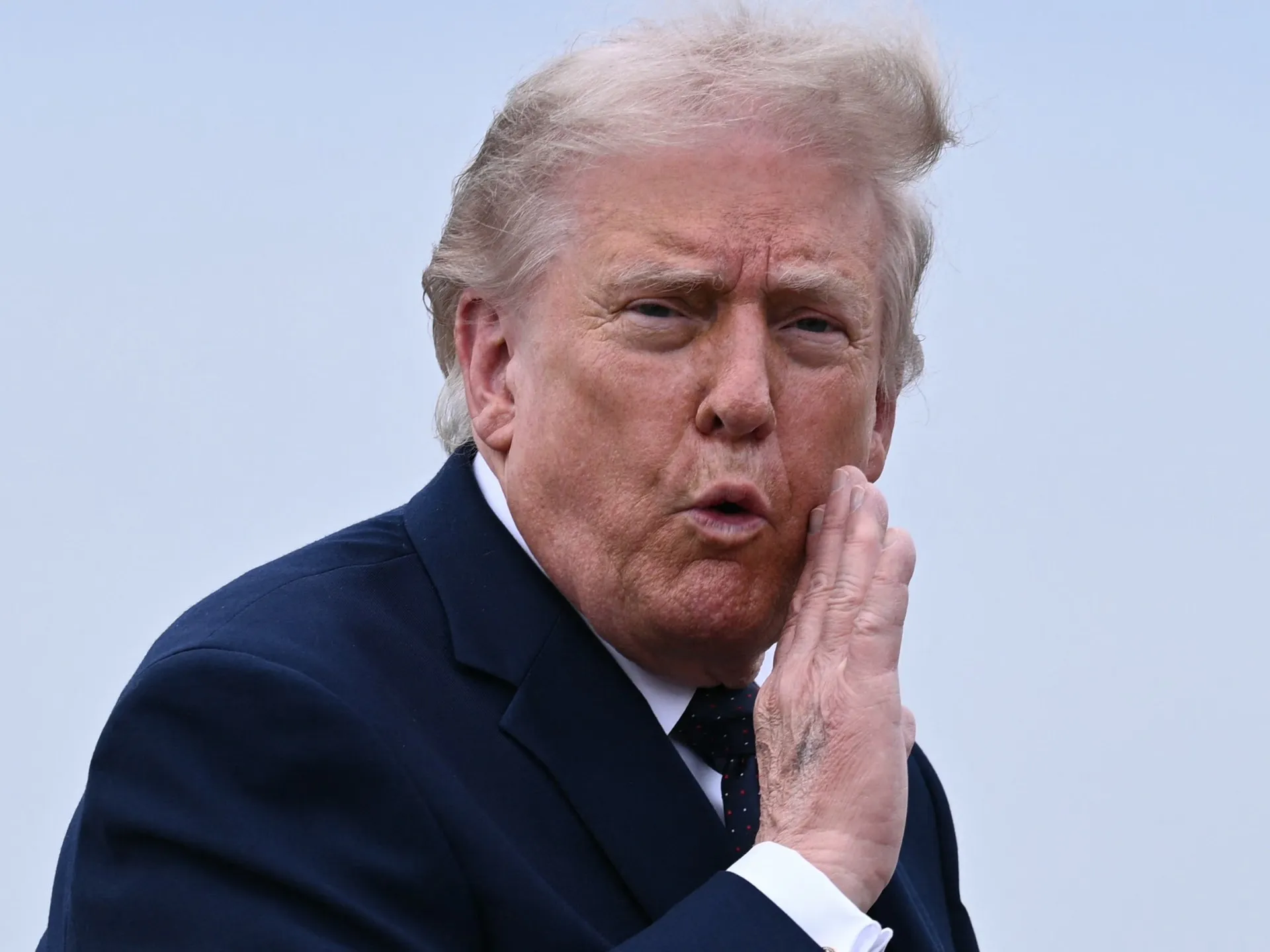 „Statele Unite ale Orientului Mijlociu?”: Trump postează un steag american peste Iran, stârnind controverse în pline negocieri delicate