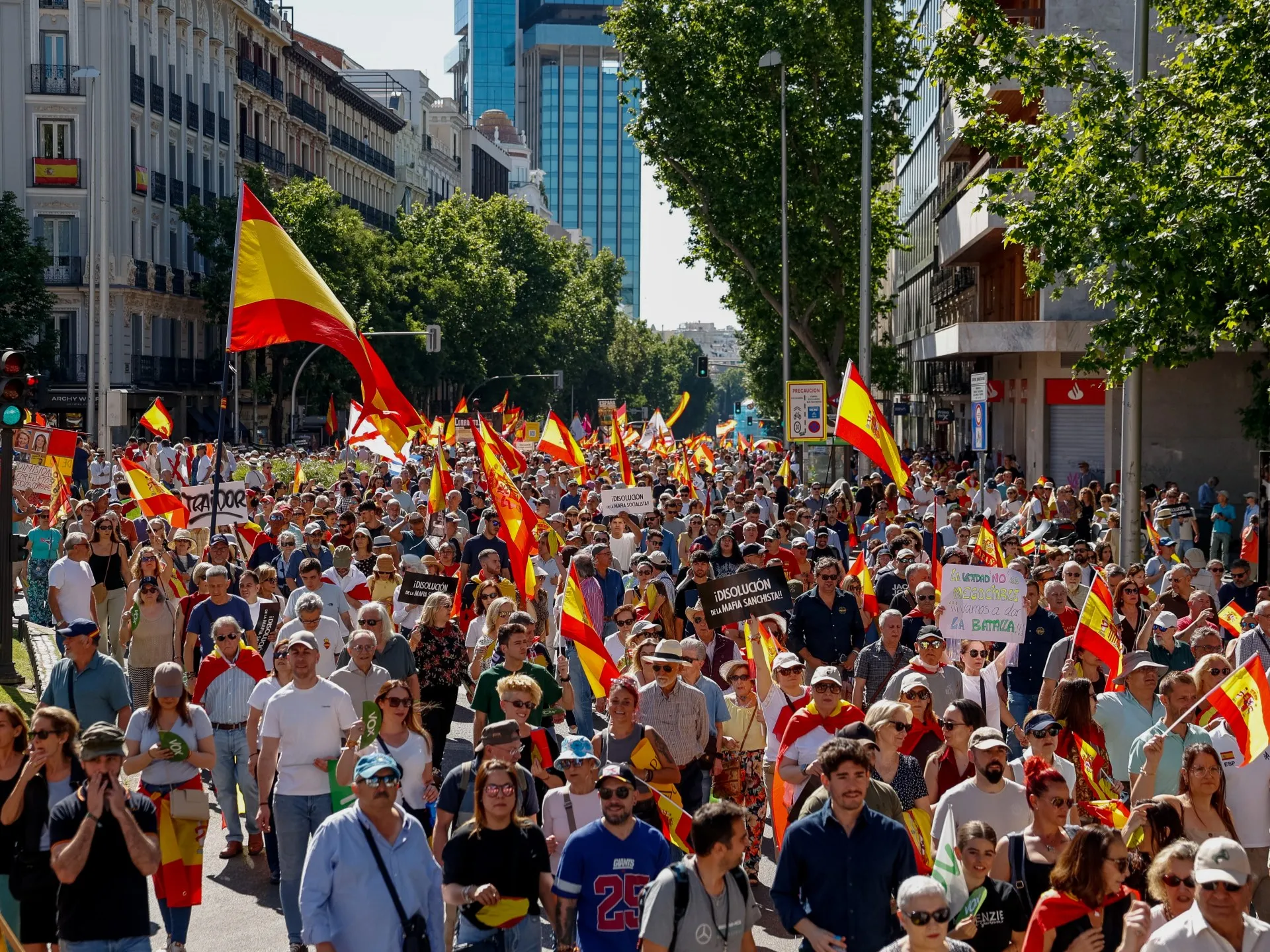 Zeci de mii de oameni au ieșit în stradă la Madrid, cerând demisia premierului spaniol Pedro Sánchez, în urma acuzațiilor de corupție