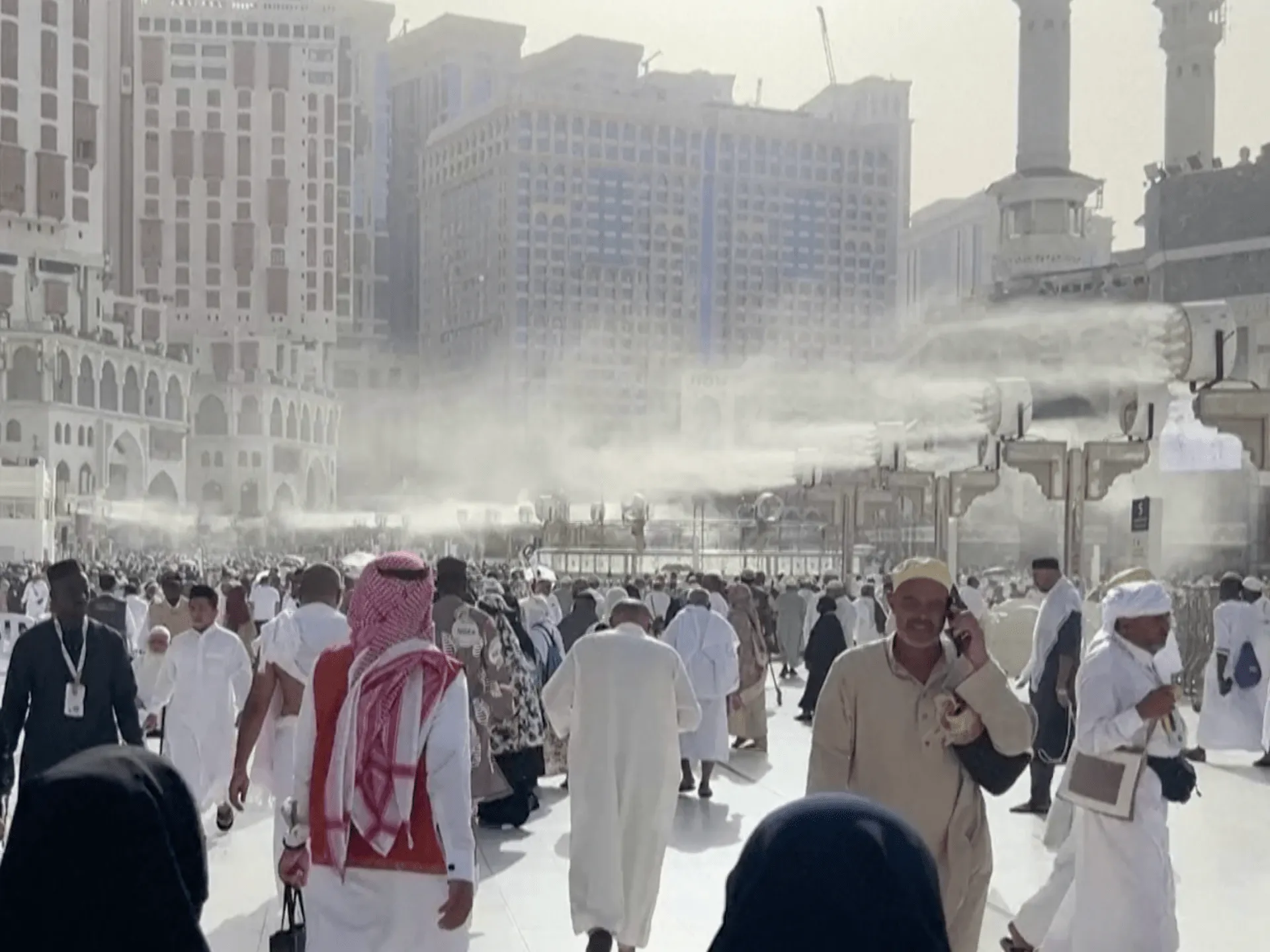 Peste 1,5 milioane de pelerini înfruntă canicula cumplită de la Mecca înainte de Hajj