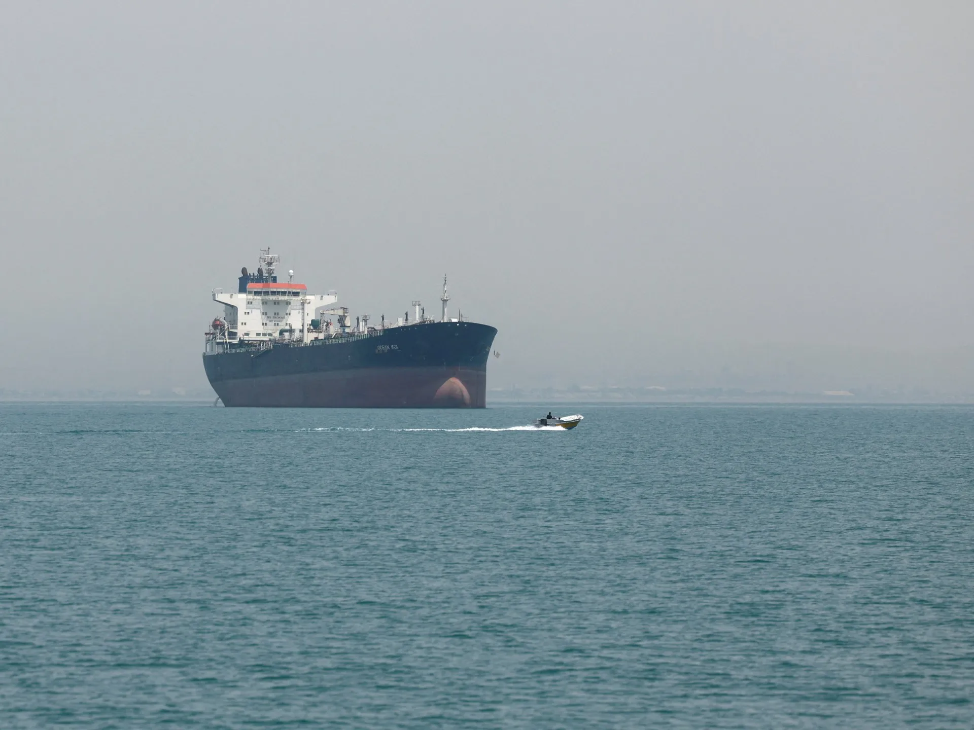 Prețul petrolului scade pe fondul semnalelor contradictorii privind un acord de pace între SUA și Iran