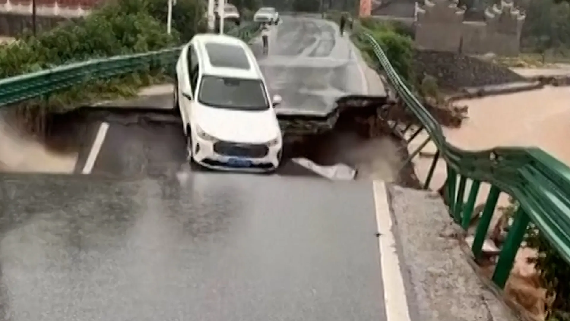 Mașină luată de viitură după prăbușirea unui pod în China