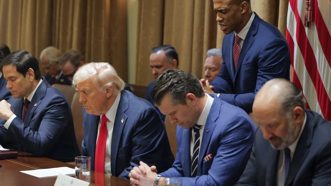 Cum folosește administrația Trump Biblia pentru a justifica invaziile militare și raidurile de imigrație