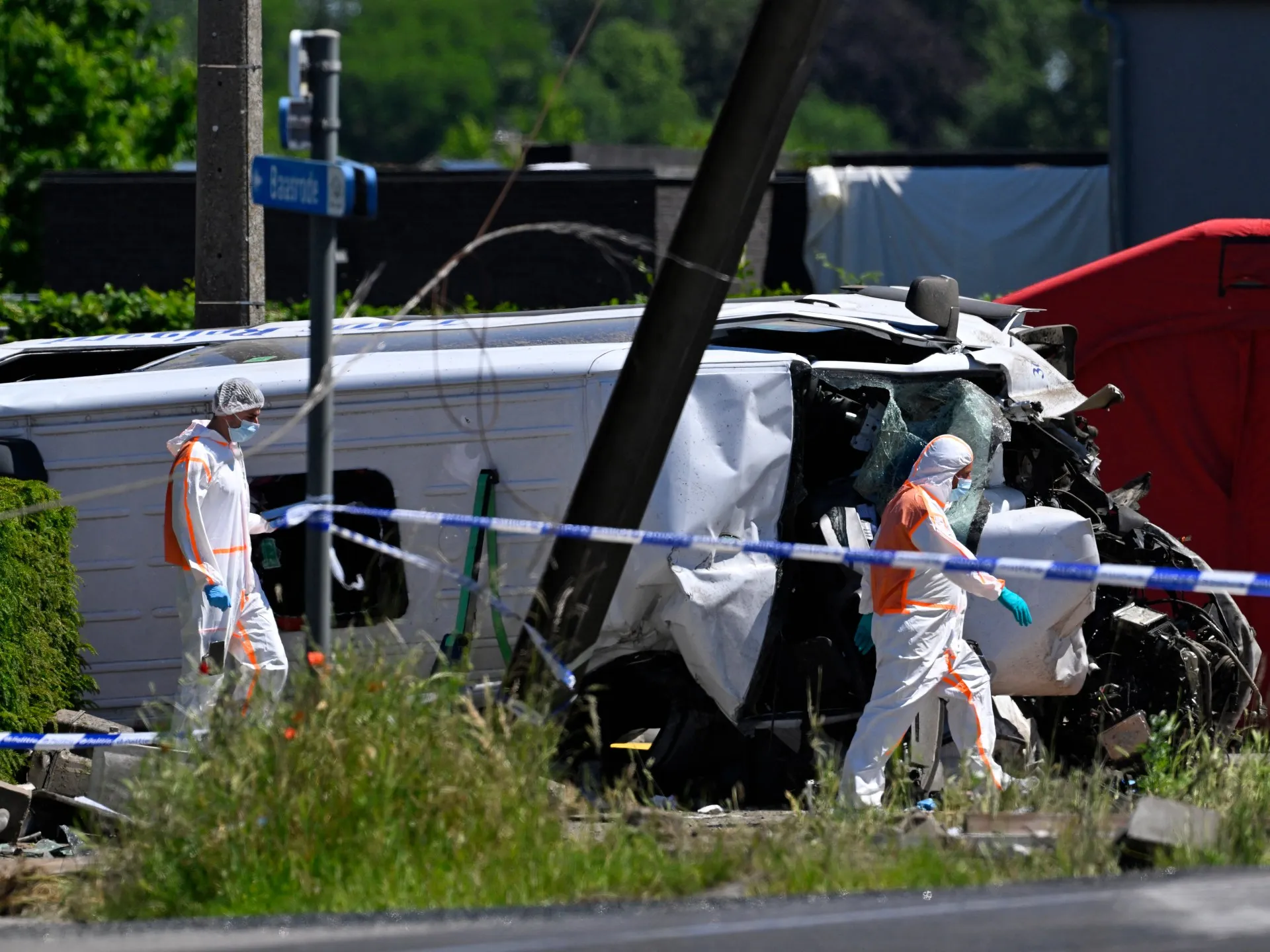 Patru persoane au murit după ce un microbuz s-a ciocnit cu un tren în Belgia