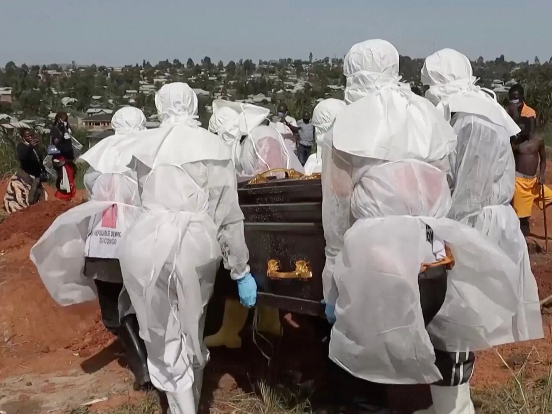 Doctor îngropat după ce a murit tratând pacienți cu Ebola în RDC