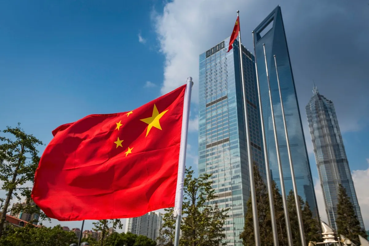 China își păstrează talentele AI acasă: restricții de călătorie și control strict asupra capitalului străin