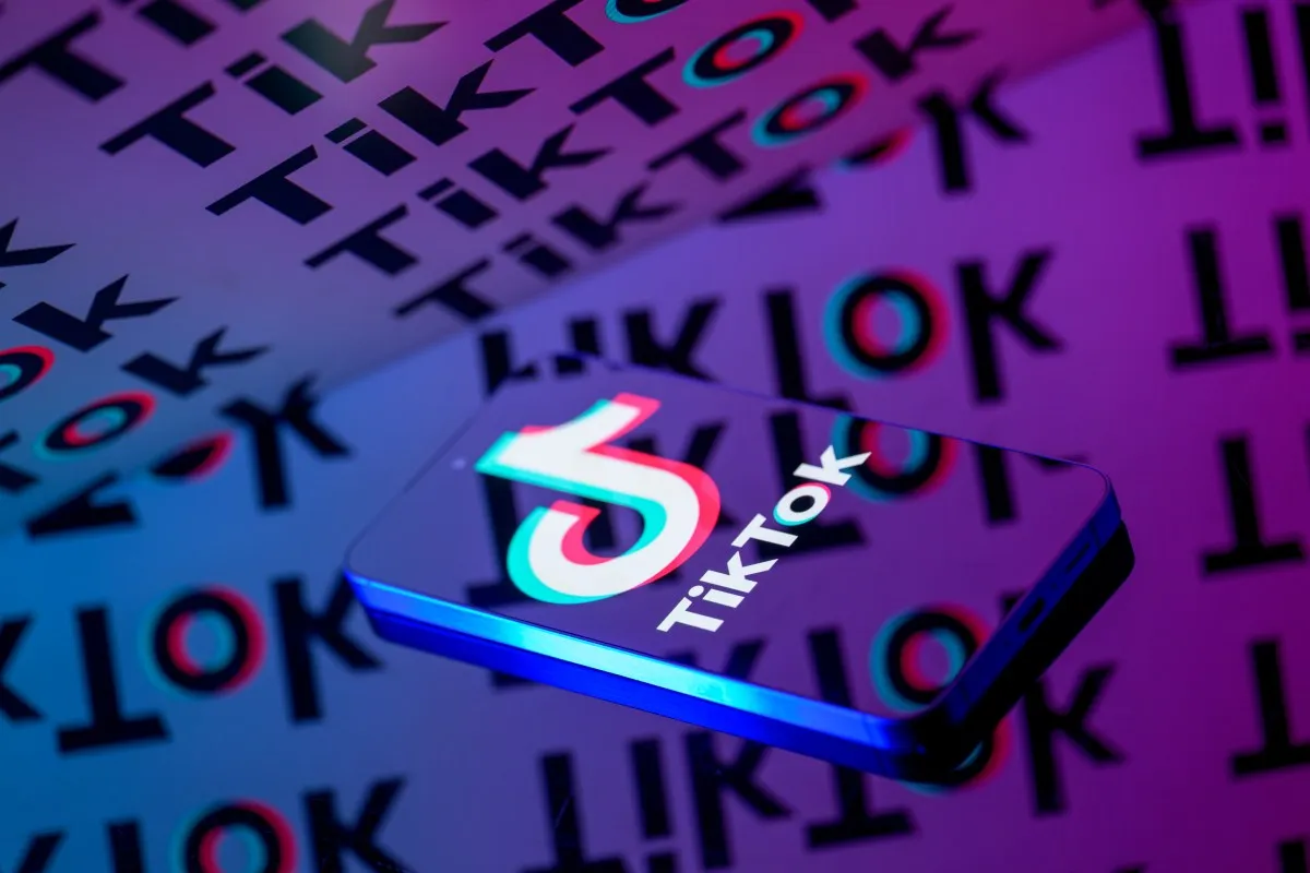 Universal Music Group și TikTok reînnoiesc acordul pentru a combate muzica generată de AI fără autorizație